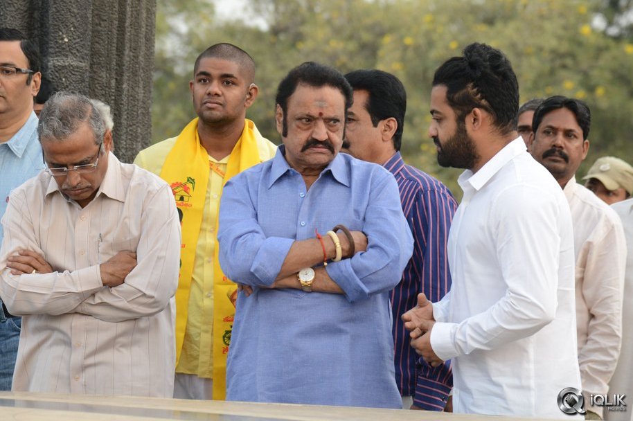 NTR-Family-Visit-to-NTR-Ghat-2016